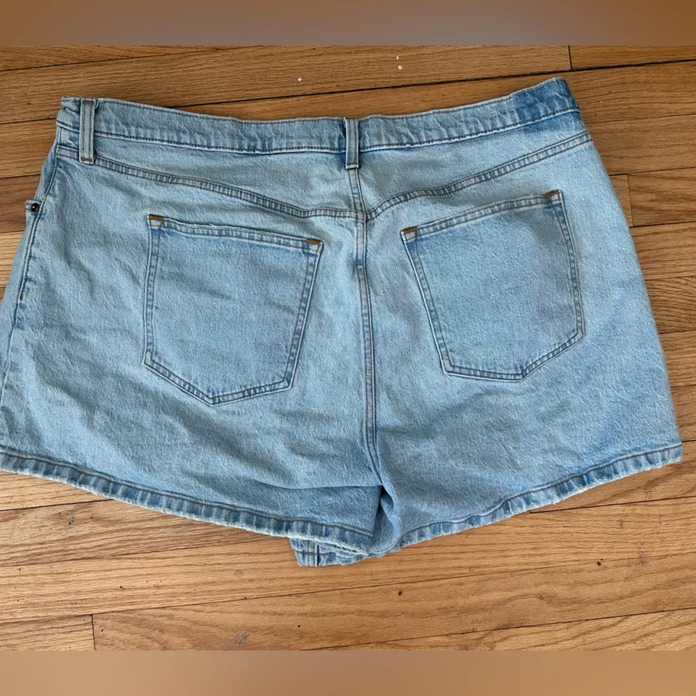 Abercrombie & Fitch curve love 4” high rise mom shorts Light Blue Denim - Picture 3 of 3